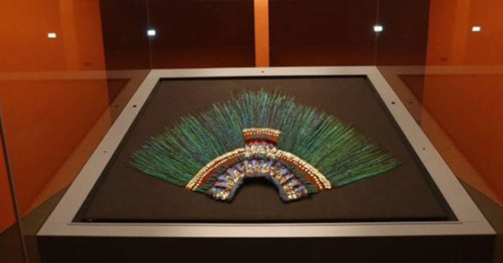 Artistas intercambiaron las audioguías del Museo Welt por réplicas exactas que llevan grabada la versión de los mexicanos sobre el Penacho de Moctezuma.