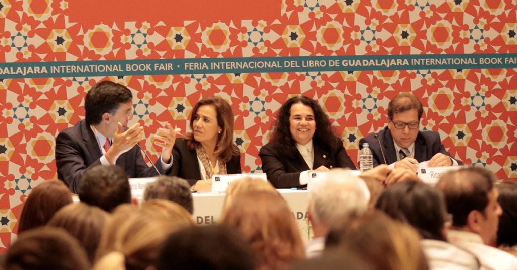 Durante su sexenio y con dinero público, Felipe Calderón Hinojosa mandó a editar un libro para darlo como regalo a sus amigos periodistas y políticos.