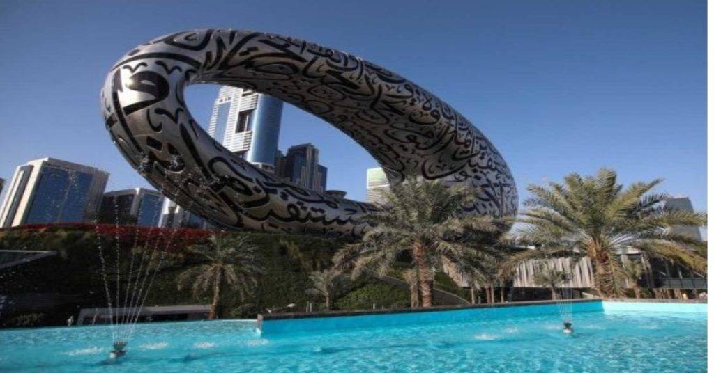 El Museo del Futuro una oda a la aquitectura moderna, ya que no tiene columnas, abrió sus puertas en Dubai como símbolo de su modernidad
