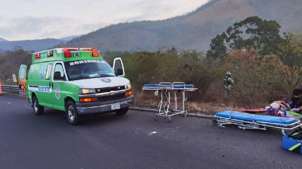 Se accidentan maestros de la CNTE en carretera de Michoacán, hay dos muertos