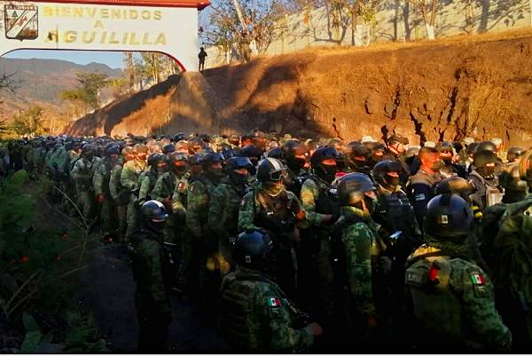 Ejército toma el control de Aguililla, Michoacán