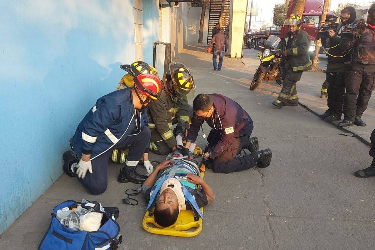 Video: Hombre se arrojó desde un puente en CDMX y sobrevivió ...