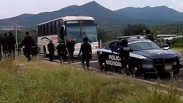 Liberan a 10 normalistas que habían retenido vehículos en Morelia