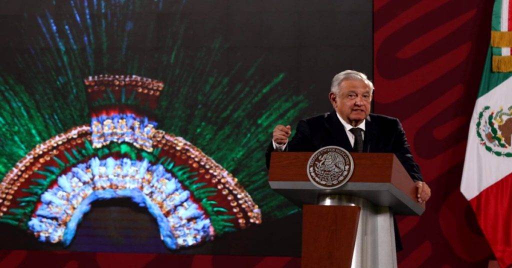 El presidente Andrés Manuel López Obrador aseguró que Austria tomó una actitud prepotente cuando se le solicitó el préstamo del Penacho de Moctezuma, por lo que el “expediente no se debe cerrar” 