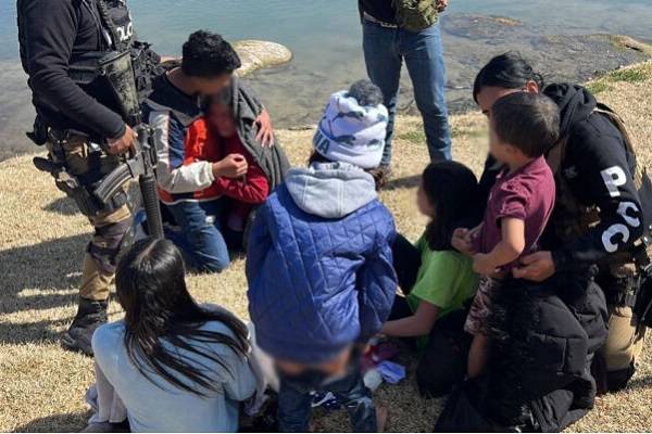 rescatan 6 niños migrantes del Rio Bravo