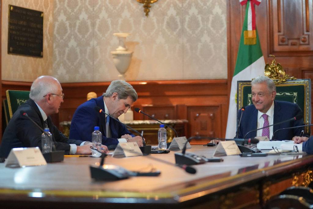 “Fue un encuentro amistoso”; AMLO tras reunión con John Kerry 