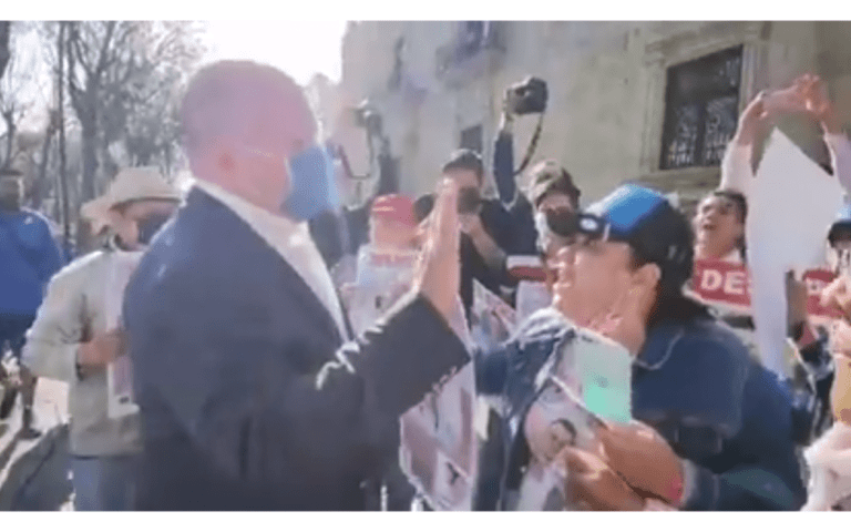 VIDEO: "Si me gritan me voy"; Alfaro a madres de desaparecidos
