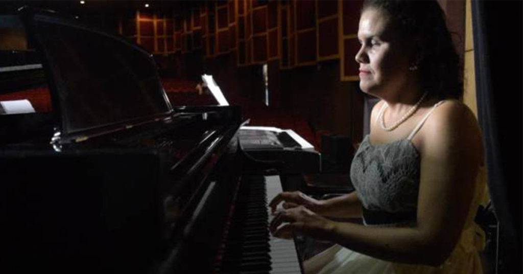 Eneida Rendón nació ciega y la música se convirtió en su eterna acompañante. Sin embargo, todo le cambió cuando estudiaba música y perdió el oído.