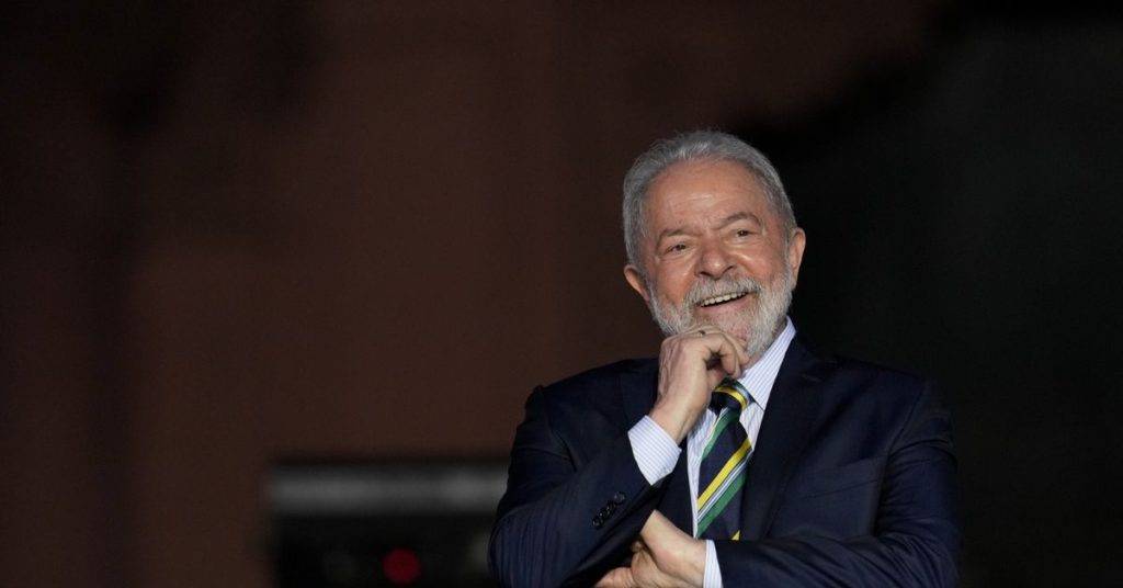  Lula Da Silva  se politizó en los 80 y participó en el derrocamiento de la dictadura militar de Brasil; luego de 11 años de derrotas logró el triunfo presidencial 
