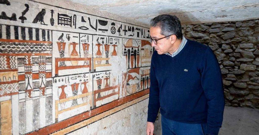 Una misión arqueológica egipcia ha descubierto cinco tumbas decoradas con murales pertenecientes a altos funcionarios y sacerdotisas 