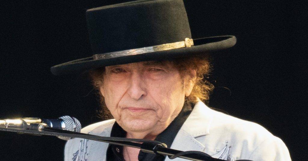 El noviembre próximo el cantante de folk Bob Dylan lanzará el libro "The Philosophy of Modern Song", que escribe este 2010 y que estará acompañado de algunas de sus letras; la trama está inspirada en artistas como Hank Williams y Nina Simone