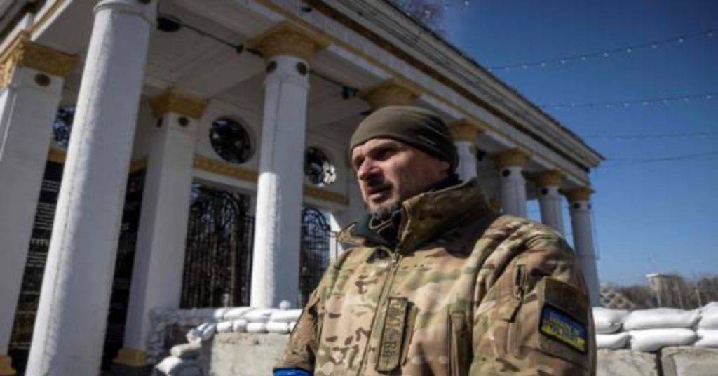El cineasta ucranio Oleh Sentsov se unió al ejército para combartir a los soldados rusos luego de pasar cinco años encarcelado en su país vecino por protestar contra la anexión de Crimea; fue ganador del premio Sájarov y autor del la película Gamer 