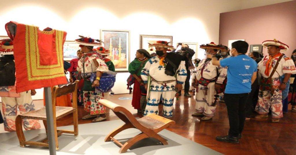 Mimebros de la comunidad wixárica visitaron la exposición Arte de los pueblos de México. Disrupciones indígenas en el Palacio de Bellas Artes 