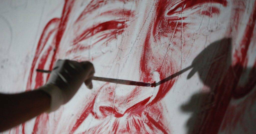 El rostro de Residente (René Pérez Joglar) fue pintado con sangre humana por un artista colombiano; el rostro está acompañado por una paloma 
