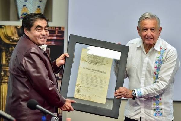 AMLO recibe histórico documento en Puebla