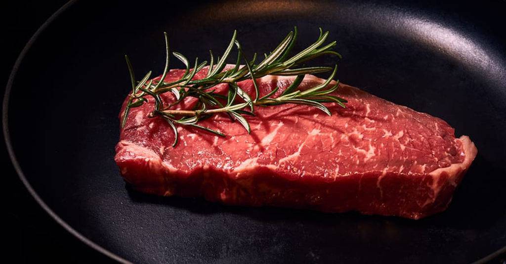 El consumo excesivo de carne roja o procesada, como salchichas y jamón, aumenta considerablemente el riesgo de padecer cáncer de colon. 