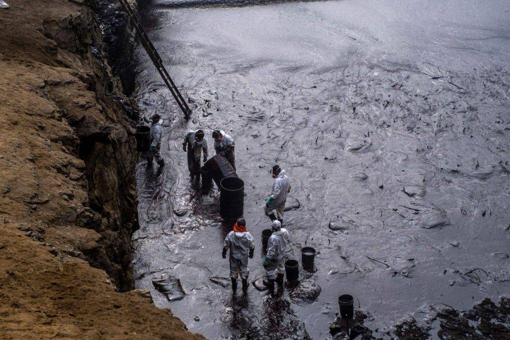 Pescadores peruanos protestan contra Repsol por derrame petrolero