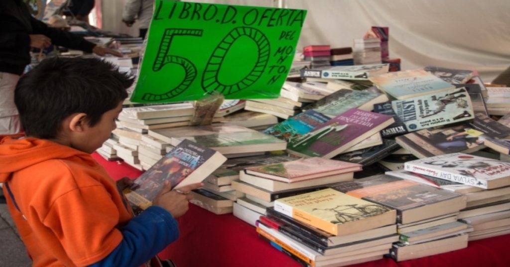 El 40% de libros impresos que se leen en México, provienen de la industria pirata, reveló un estudio del Instituto de Propiedad Intelectual. 