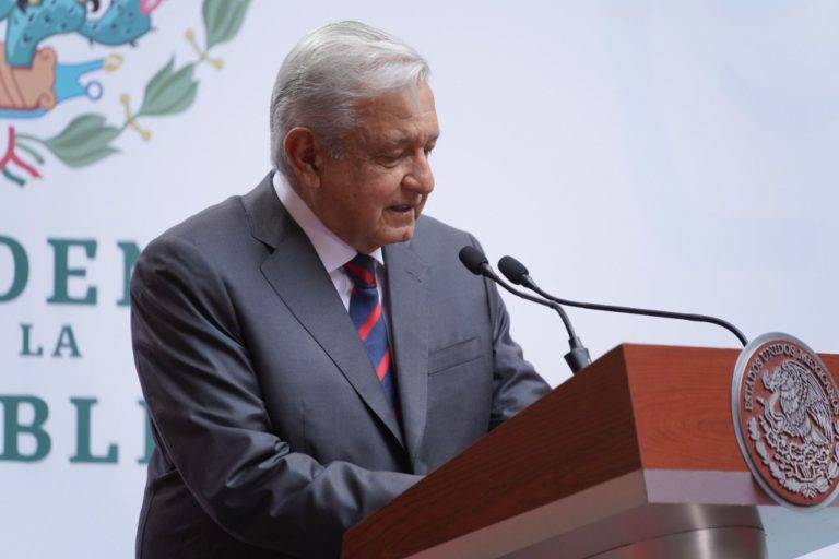 Respeto y justicia a maestras y maestros: AMLO
