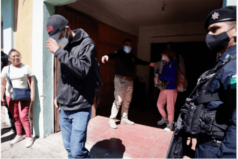 Autoridades del INM lograron rescatar a migrantes de un hotel en Oaxaca y se logró la detención de un hombre por tráfico de personas.