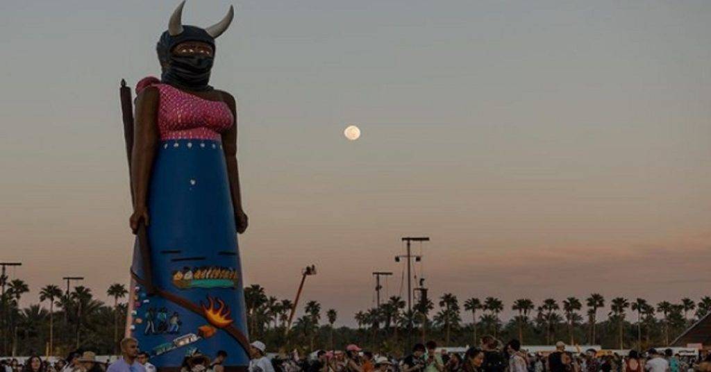 En el Festival Coachella se exhibe la escultura mexicana La Guardiana, una mujer enfundada en una máscara y un chal que cuida de todos los migrantes que inician la peligrosa ruta hacia Estados Unidos