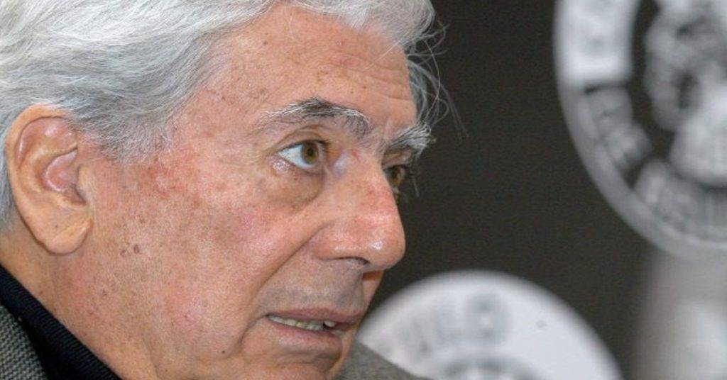 Mario Vargas Llosa fue internado en un hospital derivado de complicaciones por Covid-19 que desde hace unos días los obligaron a permanecer aislado en su domicilio; sus hijos aseguraron que se encuentra estable 