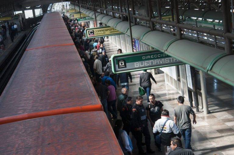 Hombre acuchilla a pareja y después se intenta quitar la vida en el Metro