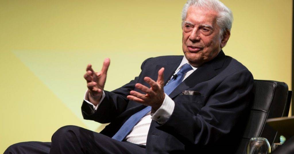 El autor Mario Vargas Llosa dio positivo a Covid-19, informaron miembros de su editorial luego de que se pospusiera un evento al que el peruano iba a asistir 
