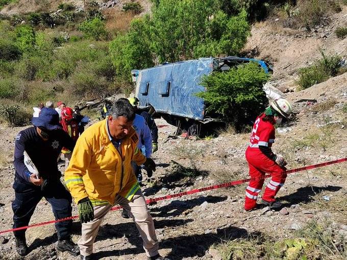 Autobús con migrantes sufre volcadura en SLP, reportan 6 muertos y 19 heridos