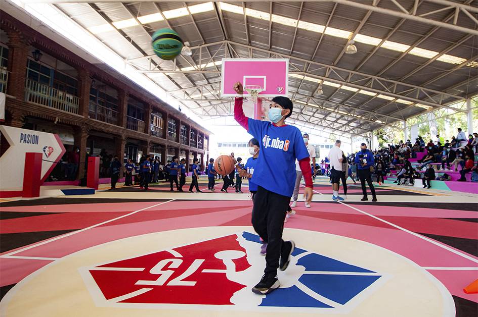 De la mano de artistas locales y como parte de su aniversaio 75, la NBA rehabilitó canchas de basquetbol en comunidades de Torreón y Oaxaca.