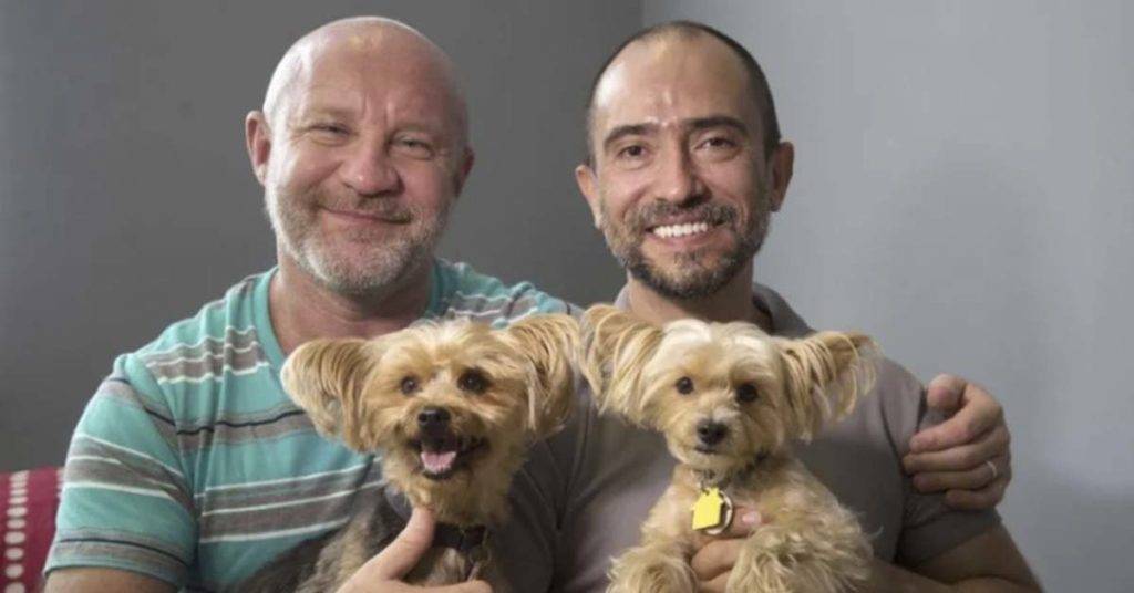 El diputado Gustavo Cárdenas Gutiérrez pidió a las parejas gay que consideren la adopción de un perro "para que no batallen" con las leyes.
