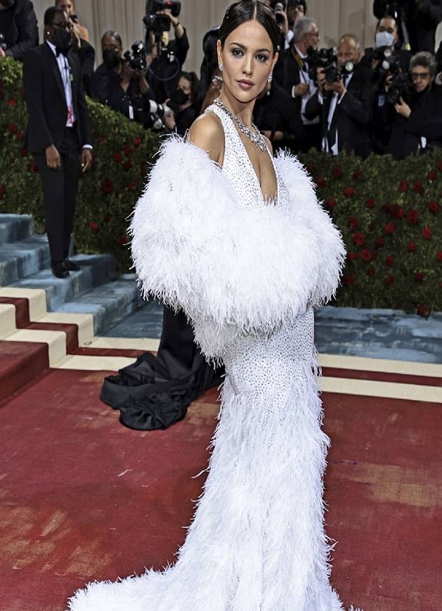 La actriz y modelo Eiza González fue la única mexicana que desfiló en la alfombra roja de la MET Gala con un despampanante atuendo blanco, corte sirena, con plumas en la parte superior inspirado en Lupe Velez 