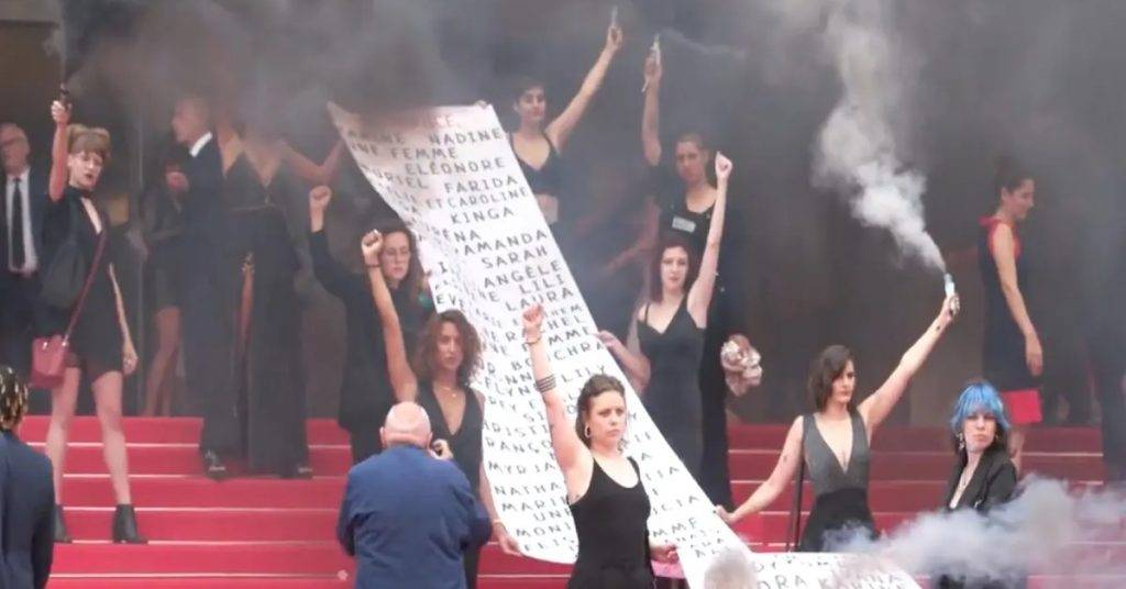 Un grupo de mujeres vestidas de negro protestó en la alfombra roja de Cannes con una lista grabada con nombres de 129 víctimas de feminicidio en Francia 