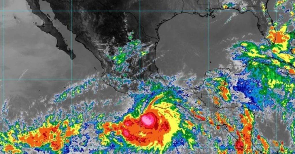 La Comisión Nacional del Agua informó que el "peligroso" huracán Agatha se impactará en las costas de Oaxaca en las próximas 12 horas, se espera que llegue por Puerto Escondido 