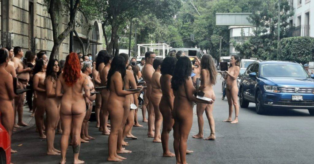 Spencer Tunick, el llamado artista del desnudo, realiza un performance frente a los edificio de Gobernación con una multitud de hombres y mujeres desnudos 