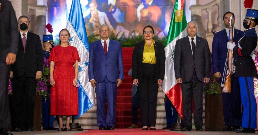 AMLO llegó a Honduras como parte de su gira por Centroamérica. La presidenta de la nación, Xiomara Castro, dirigió un solidario mensaje al mandatario.