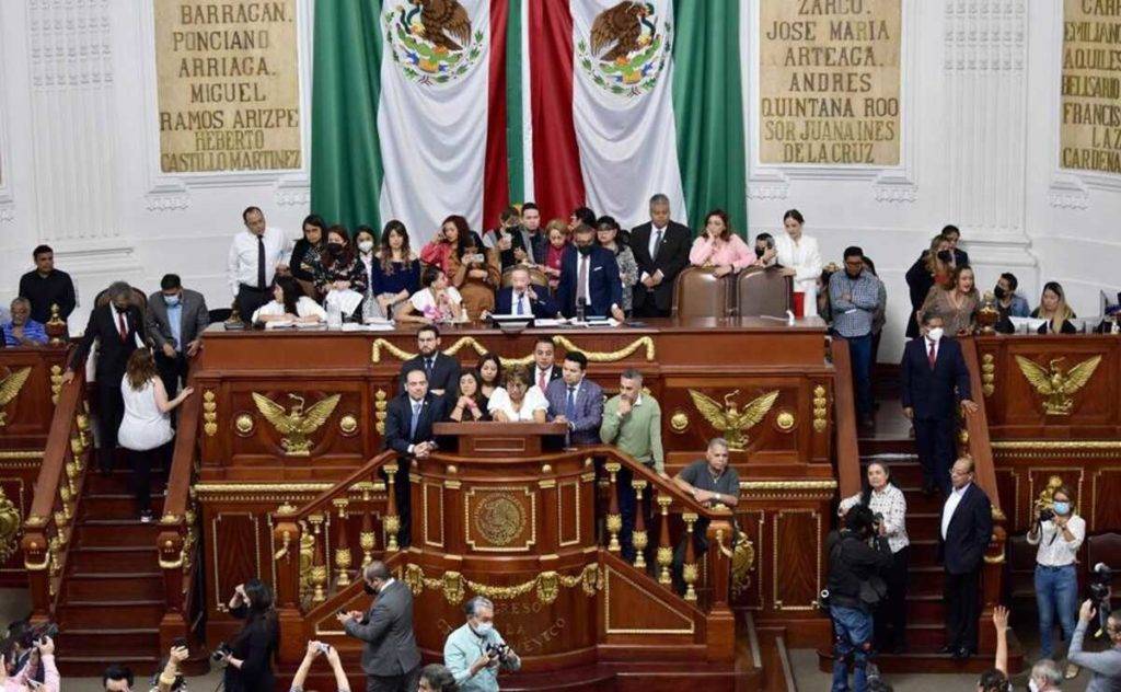 Oposición en Congreso de la CDMX intentan reventar sesión por reforma al IECM