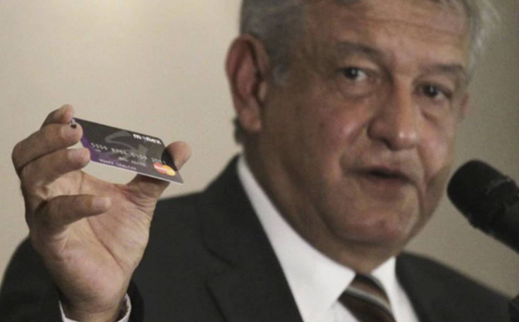 Enrique Peña Nieto fue acusado por el PAN y el PRD de haber repartido dinero a través de monederos electrónicos Monex para comprar votos en 2012.