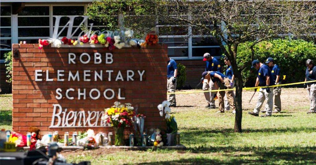 La policía reconoció haber cometido errores en la atención de la masacre en Texas en la escuela primaria Robb, donde murieron 19 niños y dos maestras.