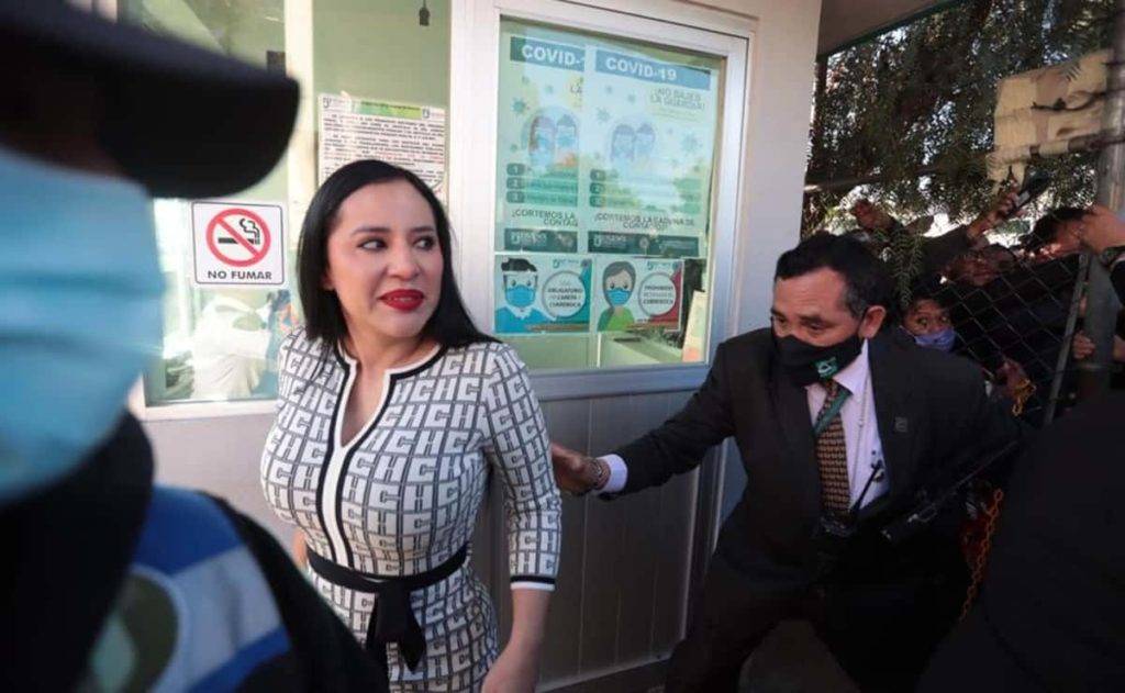 La alcaldesa de Cuauhtémoc Sandra Cuevas por la Alianza "Va por México" ha sido cuestionada en diversas ocasiones por "autoritaria y clasista" luego de asegurar que no le gustan los pobres o que realiza un plan de ordenamiento y disciplina en la alcaldía para homogeneizar los rótulos de los puestos ambulantes 