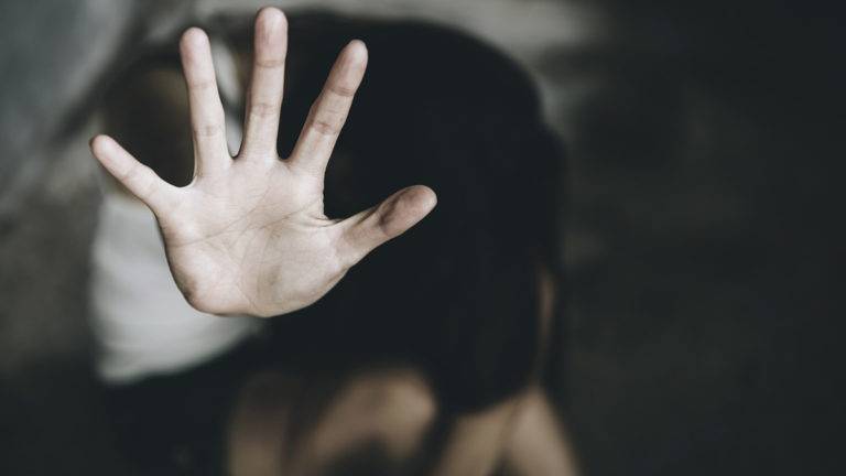 Atacan con acido a mujer en estacionamiento de centro comercial de Puebla