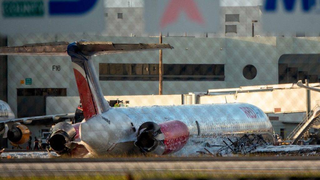 Pasajeros abandonan avión envuelto que se incendiaba en Miami
