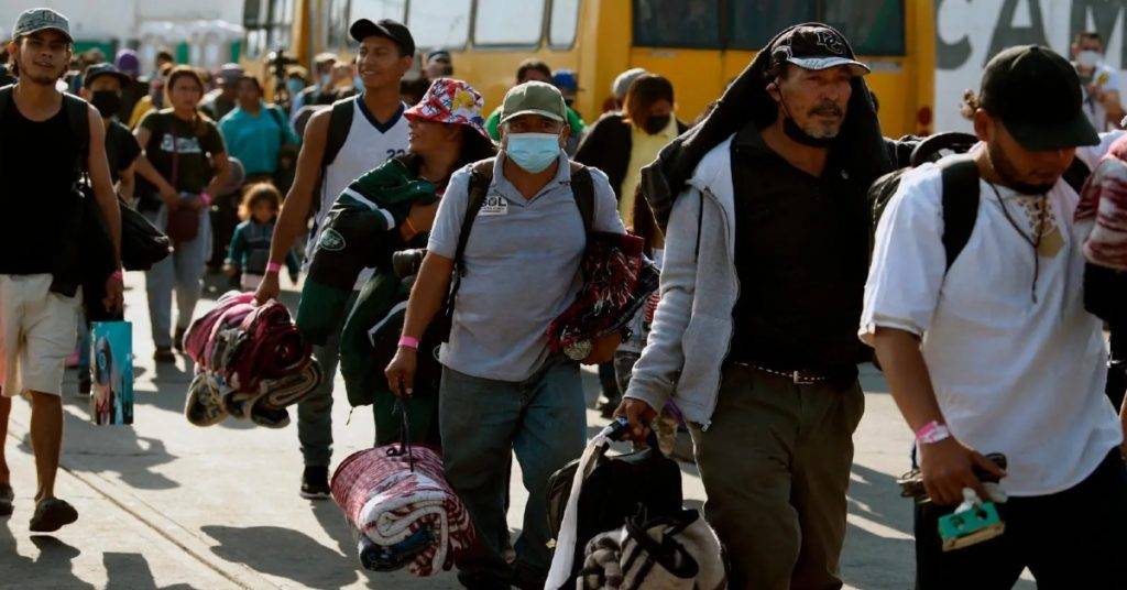 El Tribunal Supremo de Estados Unidos dio luz verde para que el gobierno de Joe Biden pueda poner fin a la ley "Remain in México", que obligaba a los solicitantes de asilo esperar en México 