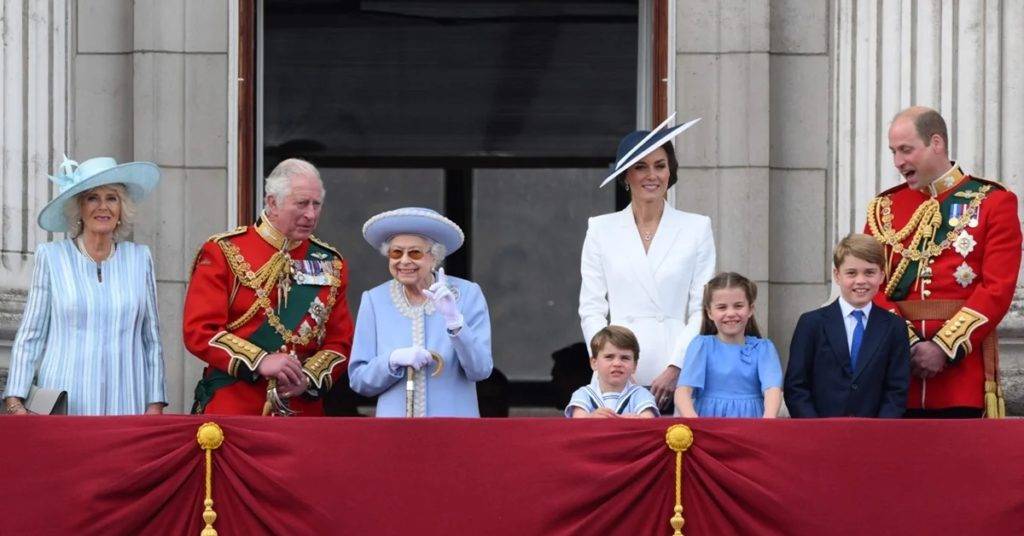 Este jueves comenzaron los festejos por los 70 años de gobierno de la Reina Isabel II con el Jubileo Platino un desfile que mostraba la evolución de los transportes militares, desde los caballos hasta los jets 