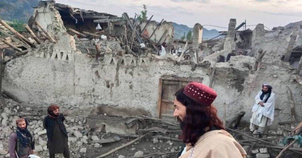 Un sismo de 6.1 grados en la escala de Ritcher sacudió el noroeste de Afganistán, cerca de la frontera con Pakistán y dejó más de mil personas muertas