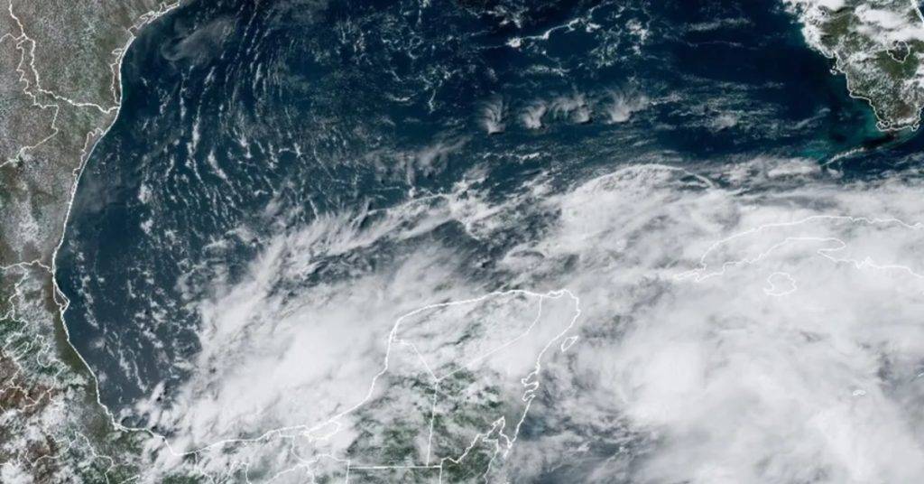 Meteorólogos del Centro Nacional de Huracanes de Miami temen que el Golfo de México se pueda convertir en una incubadora de huracanes debido a sus aguas cálidas 