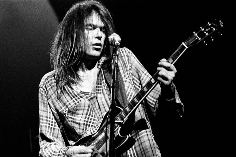 Neil Young es un caso atípico, que bien figuraba en el fulk como en el rock y el grunge. Estas con cinco canciones emblemáticas del canadiense.