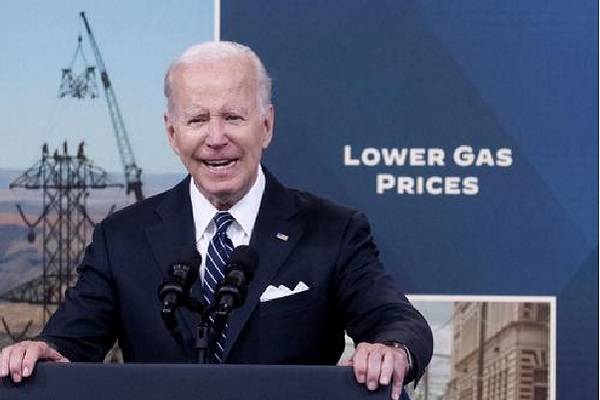 Biden pide quitar impuestos a gasolinas