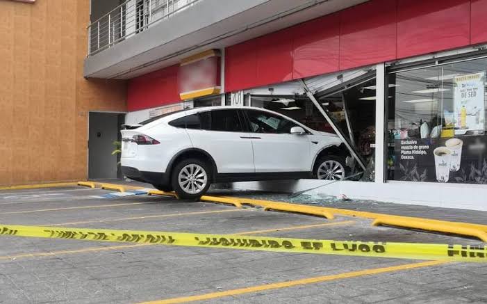 Camioneta Tesla pierde el control y choca contra tienda en Pachuca 