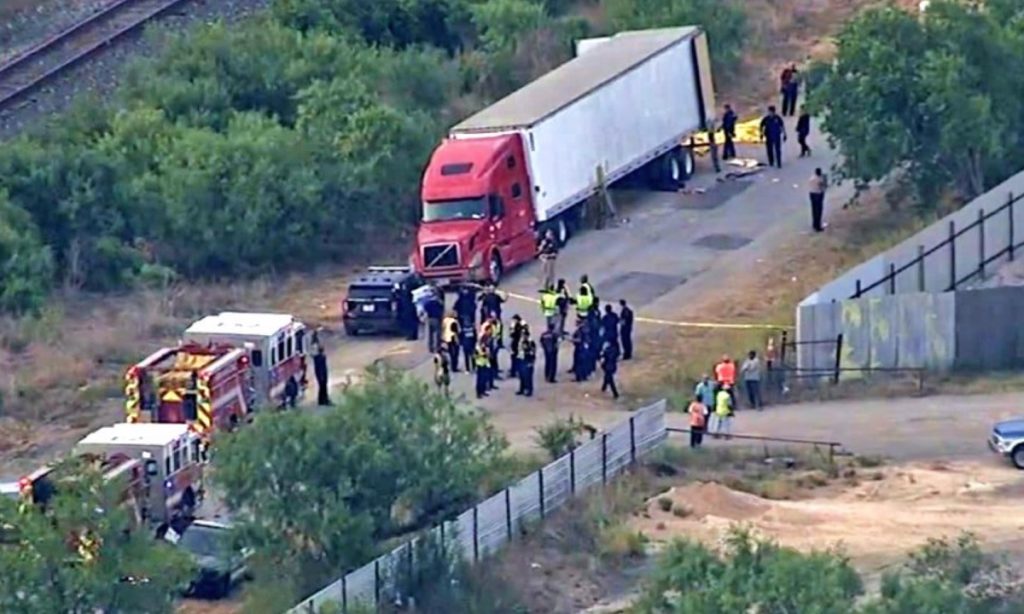Encuentran 42 migrantes muertos en tráiler abandonado en Texas
